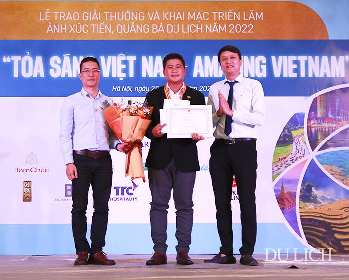 BTC trao thưởng cho tác giả đạt giải Nhất, Tác phẩm “Đêm Sài Gòn” - Tác giả: Nguyễn Đặng Việt Cường (TP. Hồ Chí Minh)